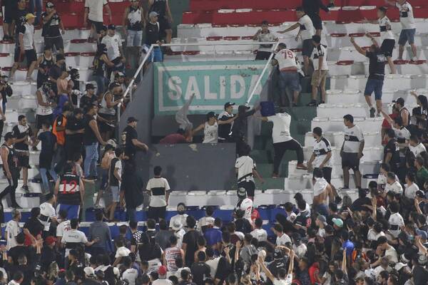 Crónica / [GALERÍA] Bolonki de la hinchada de la "O" en el chute ante Libertad