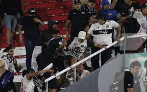 Crónica / (GALERIA) ¡Terrible! Olimpistas masacraron a patadas a un hincha