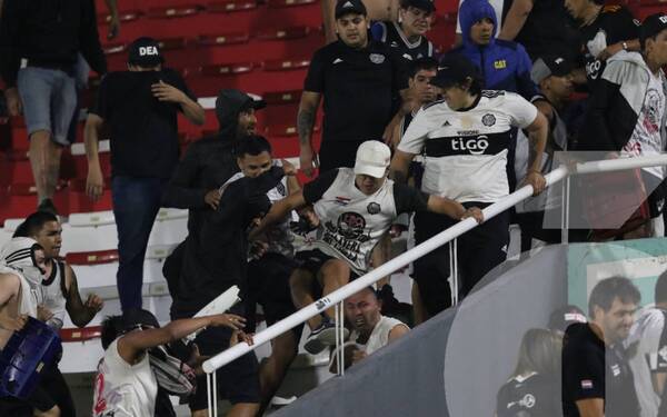 Crónica / (GALERIA) ¡Terrible! Olimpistas masacraron a patadas a un hincha