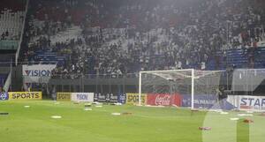 Crónica / Lamentable: Policia no pudo controlar a hinchas y hule el chute Olimpia-Libertad