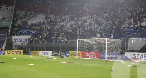 Crónica / Lamentable: Policia no pudo controlar a hinchas y hule el chute Olimpia-Libertad