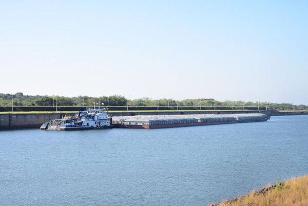 Exportan granos a través de esclusa de Yacyretá - Nacionales - ABC Color