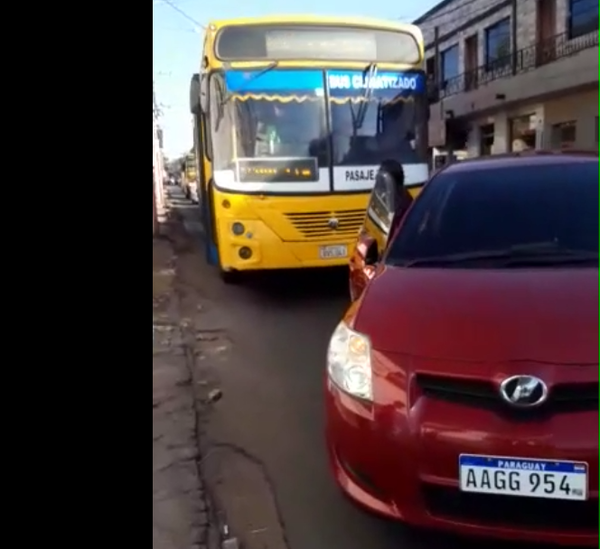 Mujer denuncia supuesta irresponsabilidad y prepotencia de chofer de bus | 1000 Noticias