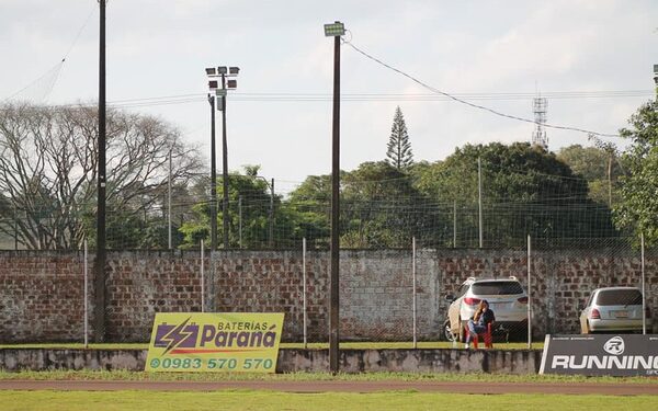 Instalan reflectores en inmediaciones de estadio en Minga Guazú