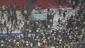60 hinchas de Olimpia detenidos por el escándalo en el Defensores