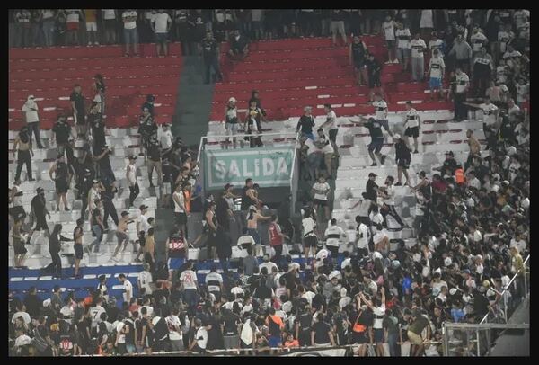 Policía detiene a 60 hinchas de Olimpia tras escándalo en el Defensores