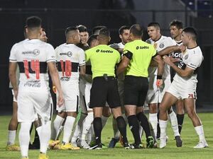 Miguel Cardona: “Una vergüenza, nos roban en nuestra casa” - Olimpia - ABC Color