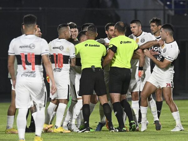 Miguel Cardona: “Una vergüenza, nos roban en nuestra casa” - Olimpia - ABC Color