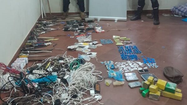 Armas blancas, celulares y drogas son incautados en pabellón del PCC
