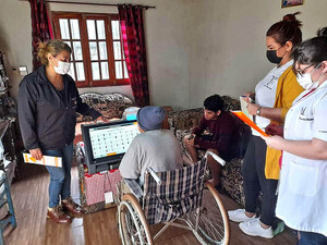 Equipo médico del Tribunal Electoral visita a electores para voto en casa - La Clave