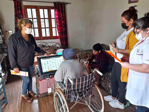 Equipo médico del Tribunal Electoral visita a electores para voto en casa - La Clave
