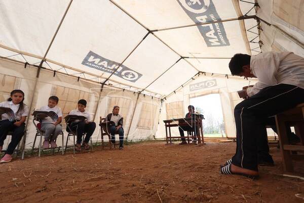Diario HOY | En Ybycuí dan clases en carpas por promesas incumplidas del Gobierno