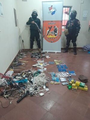 Armas blancas, celulares y drogas son incautados en pabellón del PCC en Coronel Oviedo