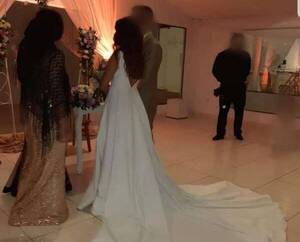 Crónica / Vende su vestido de novia para ¡pagar su divorcio!