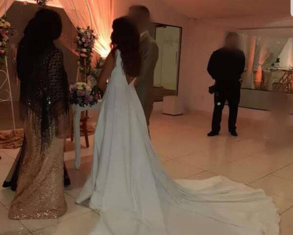 Crónica / Vende su vestido de novia para ¡pagar su divorcio!