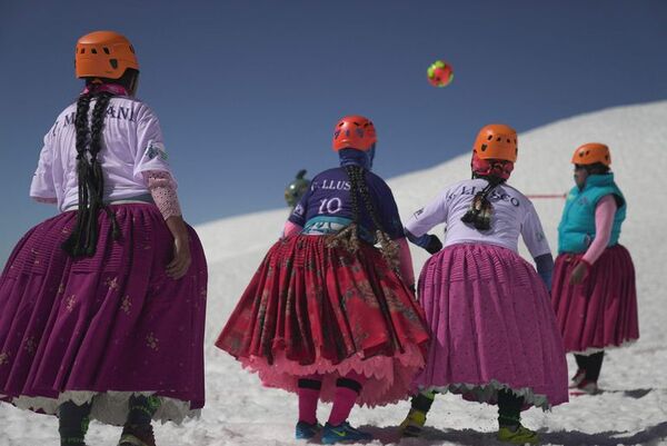 Cholitas conquistan montañas en Bolivia contra el machismo - Viajes - ABC Color