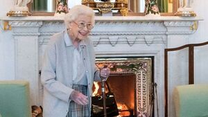Preocupa el estado de salud de la reina Isabel II: Carlos de Inglaterra se trasladó hasta Balmoral para acompañarla - trece
