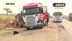 Camiones vuelcan por banquinas en mal estado - C9N