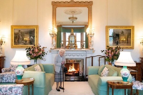 La Reina Isabel II está bajo supervisión médica y dispara alerta en el Reino Unido - La Clave