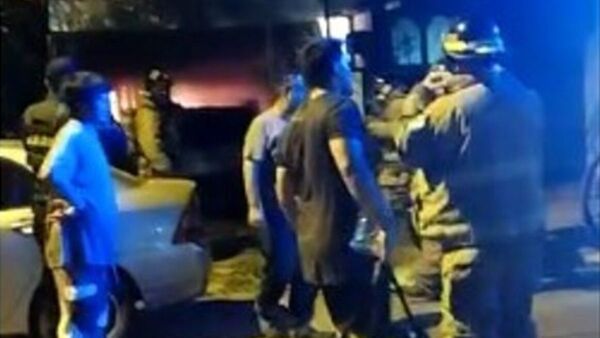 Bomberos rescatan a familia de incendio