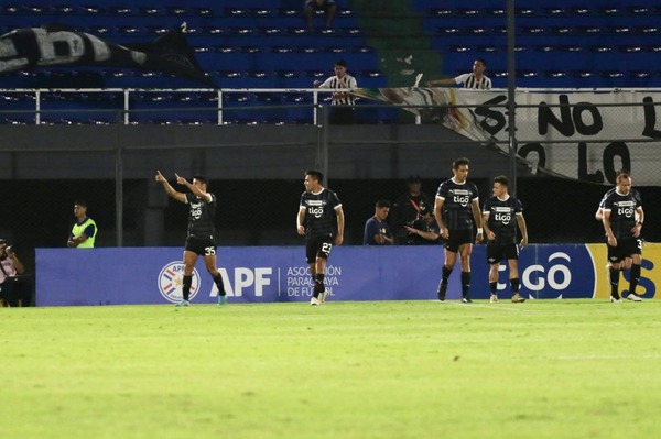 El Gumarelo clasificó a cuartos en un incidentado clásico blanco y negro