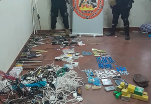 En el pabellón del PCC en Coronel Oviedo incautas armas blancas celulares y drogas - Noticiero Paraguay