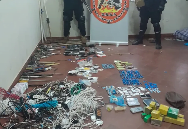 En el pabellón del PCC en Coronel Oviedo incautas armas blancas celulares y drogas - Noticiero Paraguay
