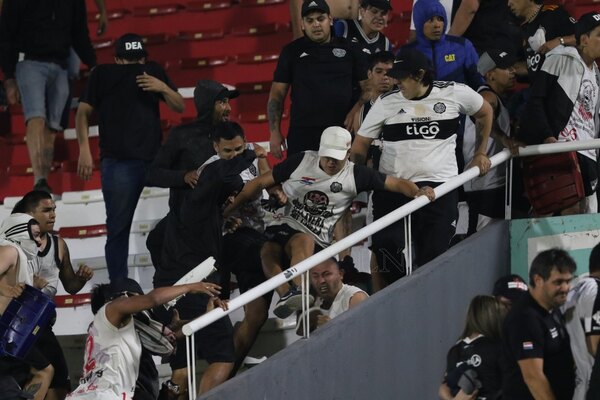 ¡Noche de terror! Batalla campal adentro y afuera del Defensores del Chaco