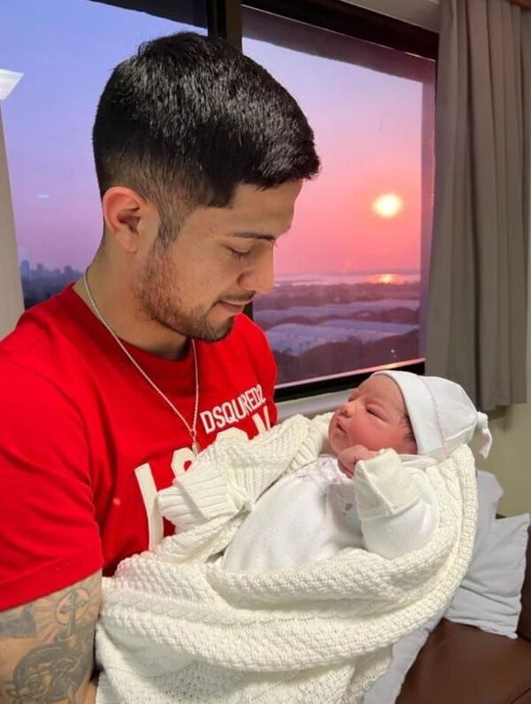 Sergio “Chico” Díaz ya tiene a Isabella en sus brazos - Gente - ABC Color