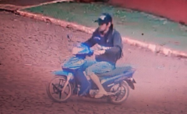 Le robaron la moto mientras hacía compras en una despensa
