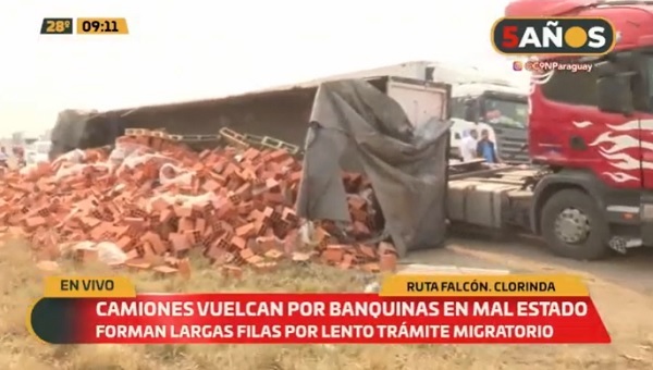 Reportan vuelco de camiones por banquina en mal estado