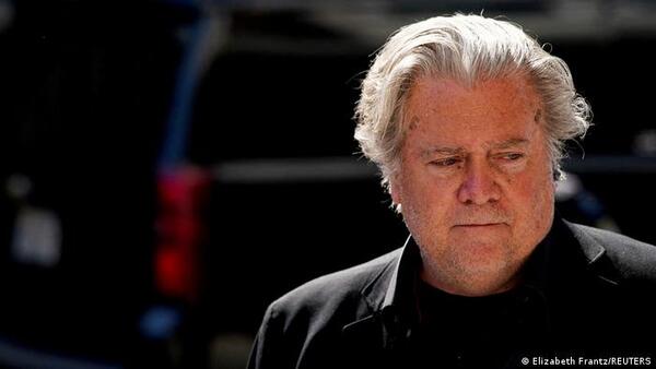 Ultraderechista Steve Bannon se entrega a la Fiscalía de Nueva York