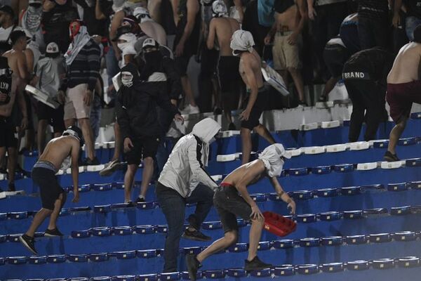 Incidentes en el Olimpia-Libertad: 61 detenidos hasta el momento - Fútbol - ABC Color
