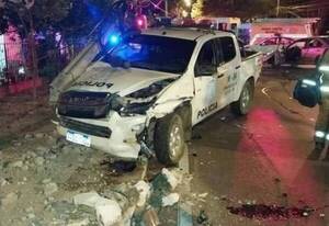 Crónica / Tatacho tyeraku pasó luz roja y fue a chocar por una patrullera
