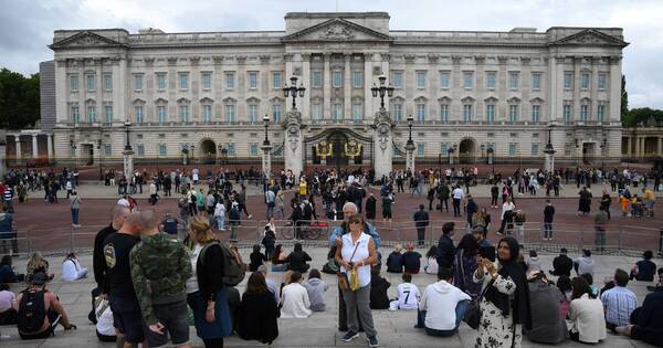 La Nación / La familia real británica llega a la residencia de la reina Isabel II