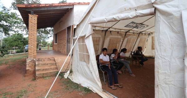 La Nación / Petta y Brunetti, responsables de que niños y niñas de Ybycuí terminen dando clases en carpas