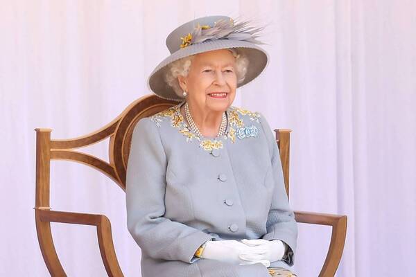Crónica / A los 96 años ñandereja la reina Isabel II