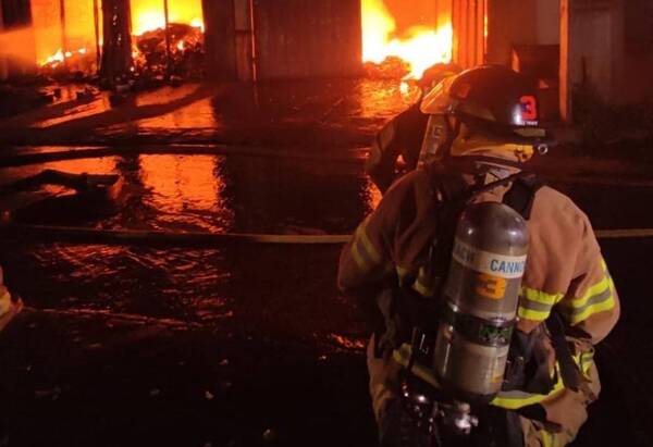 Crónica / Bomberos héroes rescatan a dos niñas y a una mujer tras voraz incendio