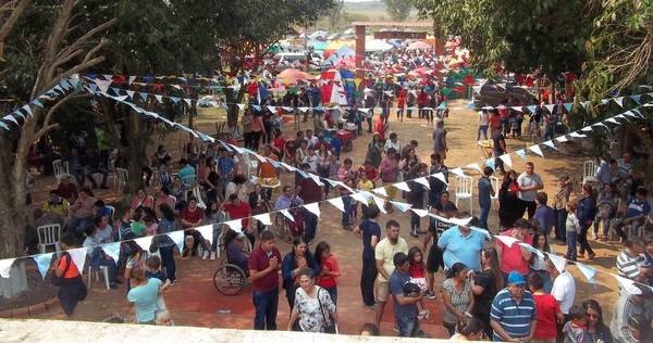 Masiva presencia de devotos ante el altar de la Virgen de los Remedios - Noticiero Paraguay