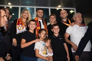 Wanda Nara y Mauro Icardi llegaron a Turquía con sus cinco chicos y fueron ovacionados - Gente - ABC Color