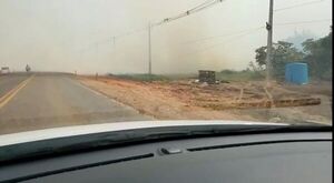 Quema de pastizales y humo en la ruta PY02 - Crónicas Ciudadanas - ABC Color