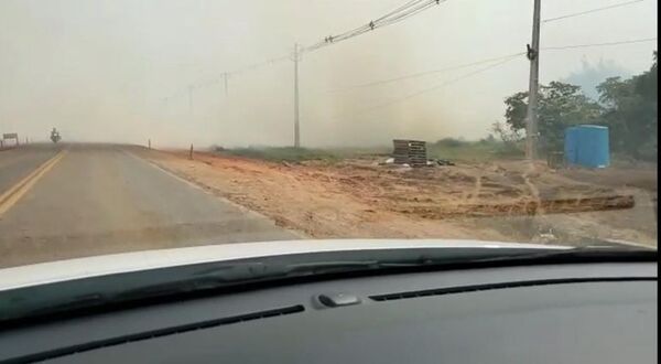 Quema de pastizales y humo en la ruta PY02 - Crónicas Ciudadanas - ABC Color