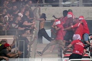 Un aficionado del Colonia en 'urgencia absoluta' tras una caída de 5 metros en el estadio del Niza