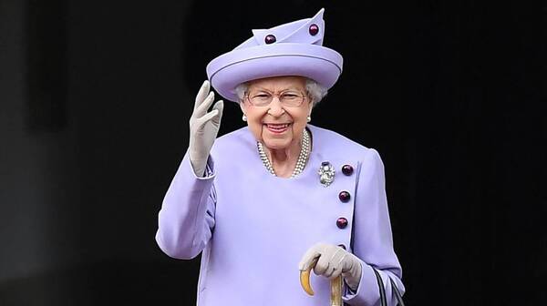 Crónica / [VIDEO] ¿El cielo recibió a la Reina de Inglaterra con un “mensaje” para que todos los vean?
