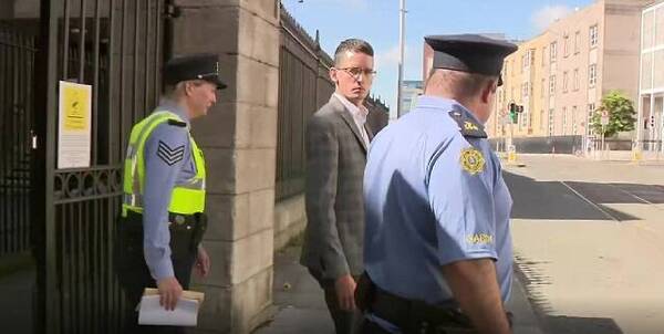 Encarcelan a un profesor cristiano en Irlanda por negarse a usar pronombres trans