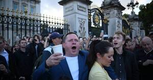 La Nación / Dios salve a la Reina: lágrimas, silencio y canto frente a Buckingham