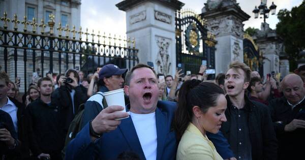 La Nación / Dios salve a la Reina: lágrimas, silencio y canto frente a Buckingham