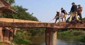 La Nación / Vecinos tuvieron que reparar puente de madera en Santaní ante inacción del MOPC