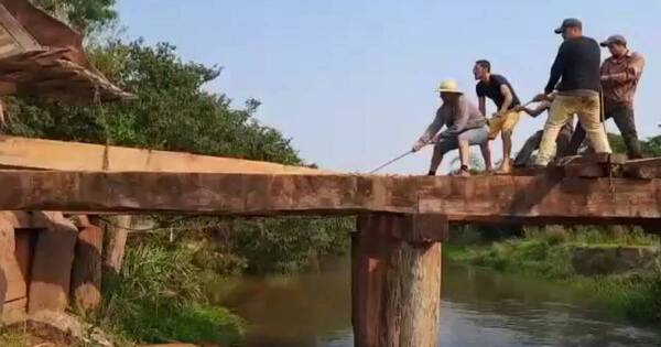 La Nación / Vecinos tuvieron que reparar puente de madera en Santaní ante inacción del MOPC