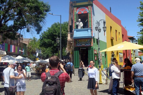 Arribo de turistas a Argentina crece en julio pero sigue por debajo de 2019 - MarketData